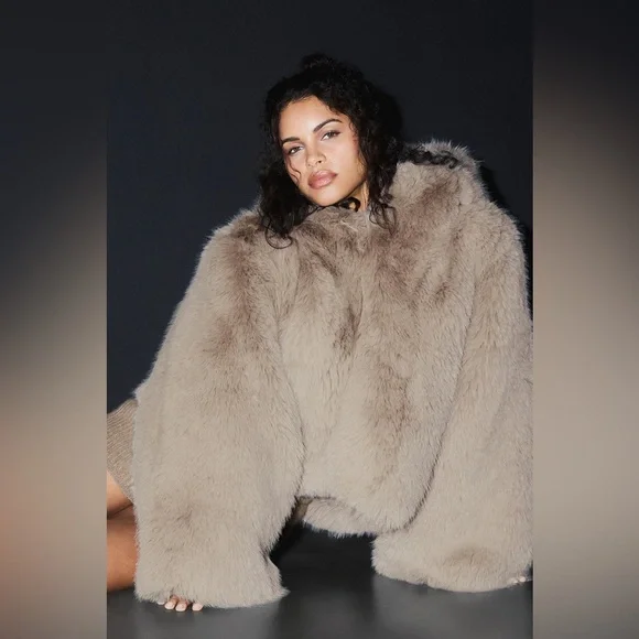 ALO Yoga Opulent Faux Fur Statement Jacket m/l oat - Picture 5 of 8